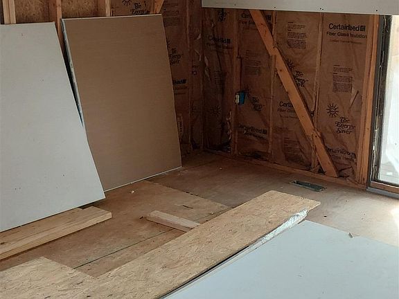 3rd image of 135 Glenn Rd