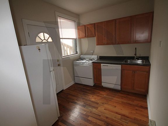 2nd image of 3720 N Pine Grove Ave #3728E2