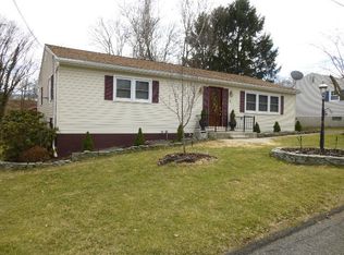 8 Henry Dr, Lewistown, PA 17044