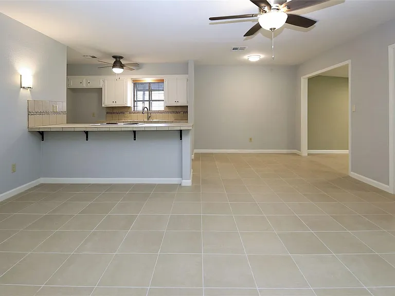 2806 Bluebonnet St — Photo 5