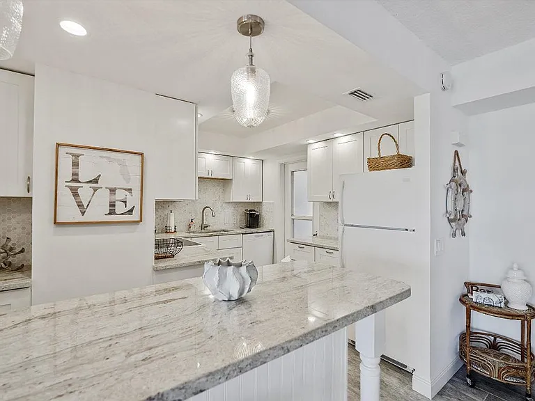225 Beach Rd #205 — Photo 8