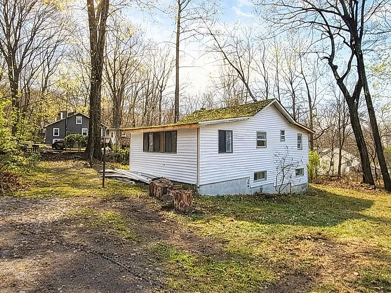 8 Woodland Cir S — Photo 1