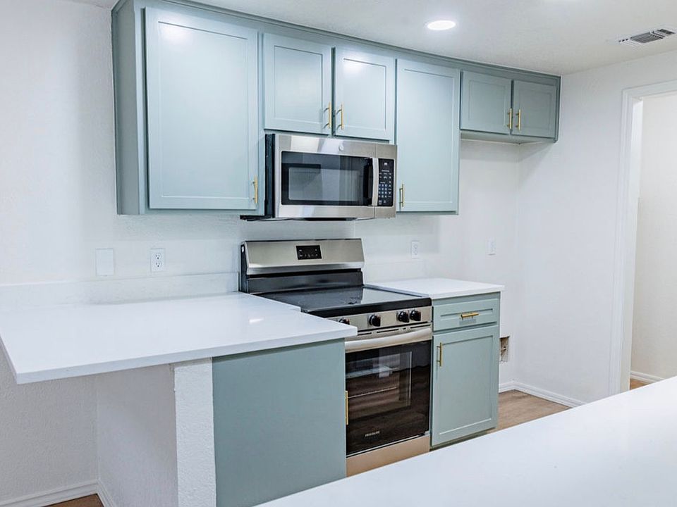 2nd image of 600 SE 38th St