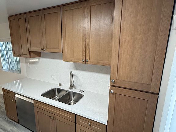 5th image of 5135 Cahuenga Blvd #1