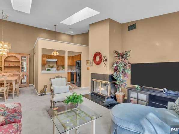 212 Larch Ln, Mahwah, NJ 07430