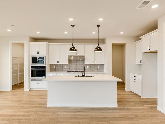 5th image of 415 Juniper St