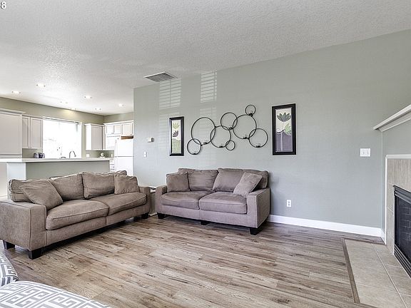 4th image of 715 NE 62nd Ave
