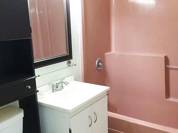 3rd image of 39 Longview Ave APT 202