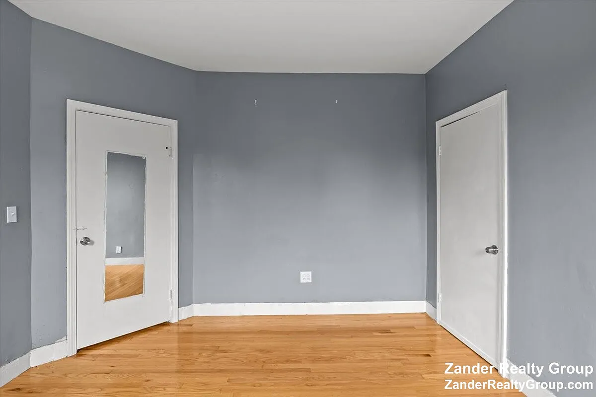 3 bed, 1.0 bath, 1300 sqft, $3,000 — Photo 4
