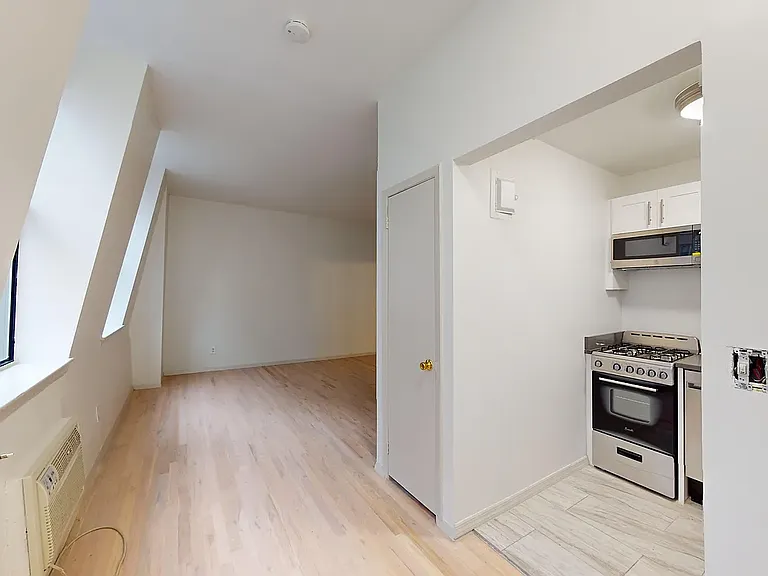 201 W 14th St #5C — Photo 3