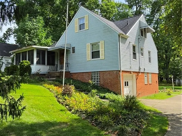 10017 W Ridgewood Dr, Parma Heights, OH 44130