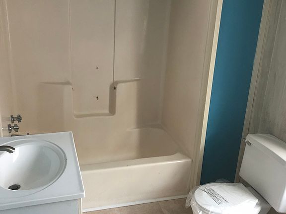 3 bed, bathroom 