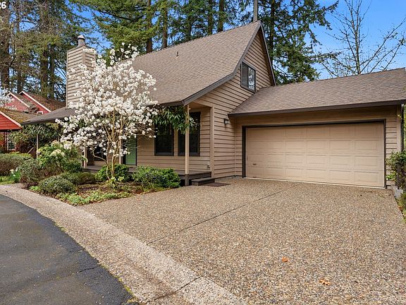 2nd image of 653 SW Tanglewood Cir