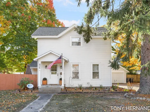 836 Phoenix St, South Haven, MI 49090