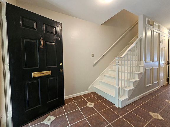 2nd image of 1019 Llewellyn Mews