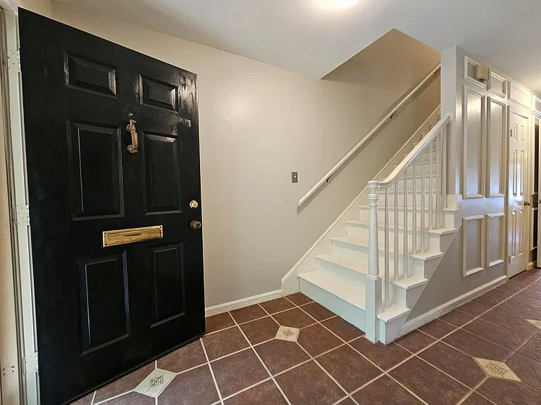 1019 Llewellyn Mews — Photo 2
