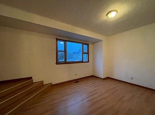 2nd image of 7 Greenwood Sq #7