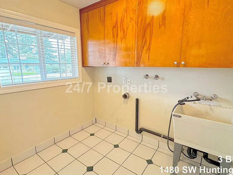 1480 SW Huntington Ave — Photo 7