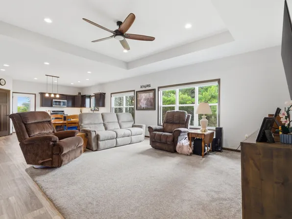 924 White Oak St, Manchester, IA 52057