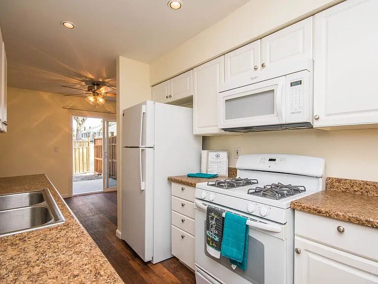 Breakwater Townhomes — Photo 7