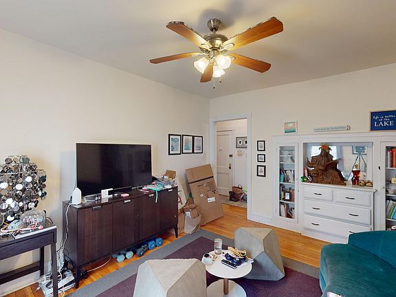 4th image of 2130 W Berteau Ave #951ddcdea
