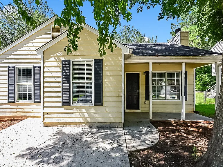 68 Hampton Oaks Dr — Photo 1