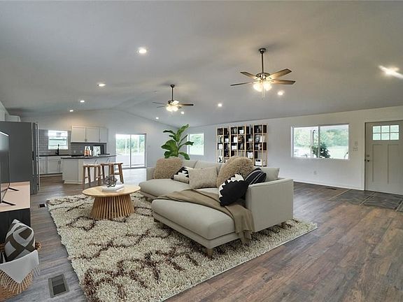 5th image of 22382 Davis Dr