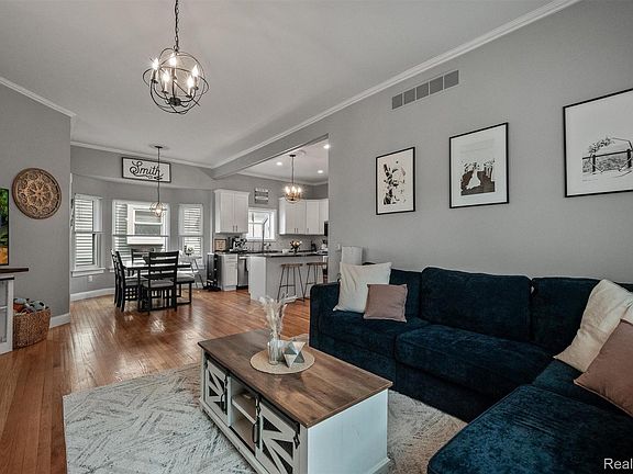 5th image of 751 Woodleigh Way