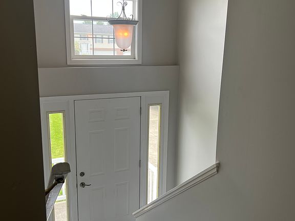Two-story foyer entryway