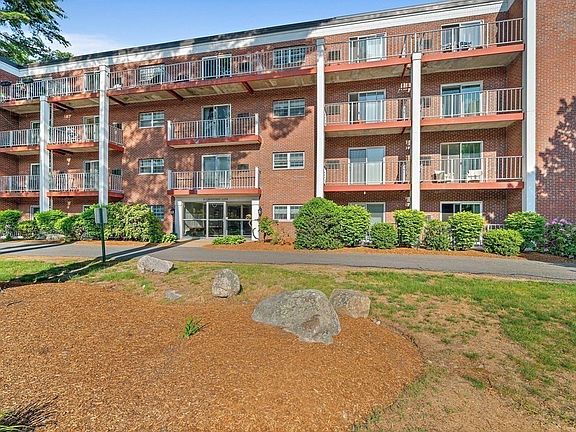 3rd image of 25 Greentree Ln APT 28
