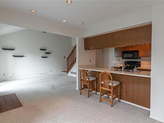 4th image of 8487 Woodgrove Ct