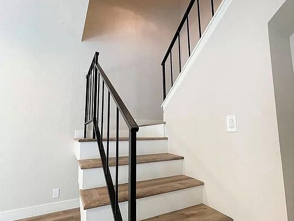 2nd image of 2847 Harbor Blvd #B