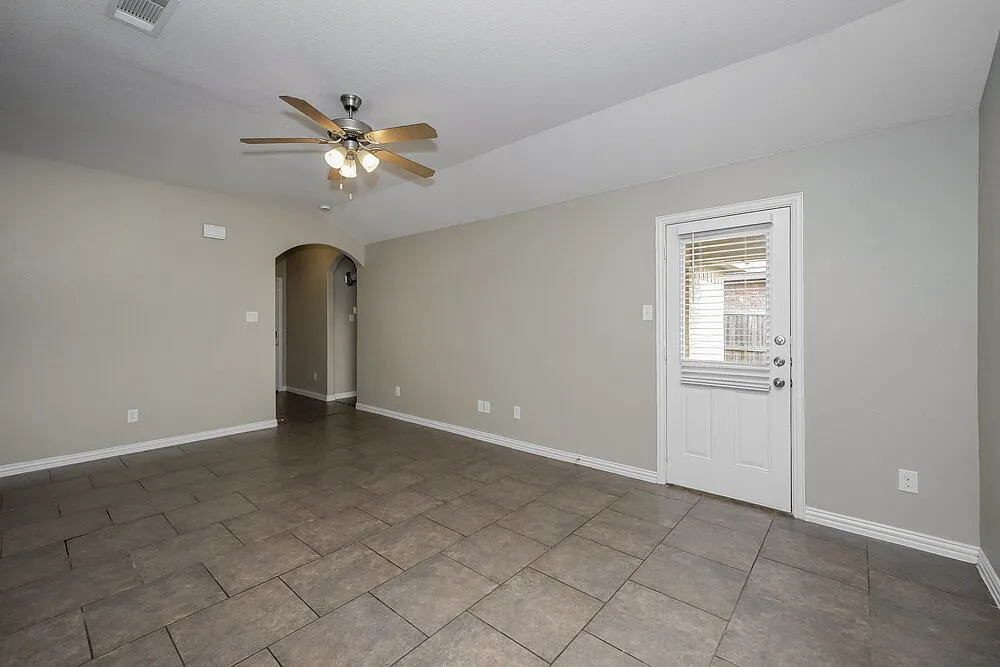 3 bed, 2.0 bath, 1400 sqft, $1,940 — Photo 4
