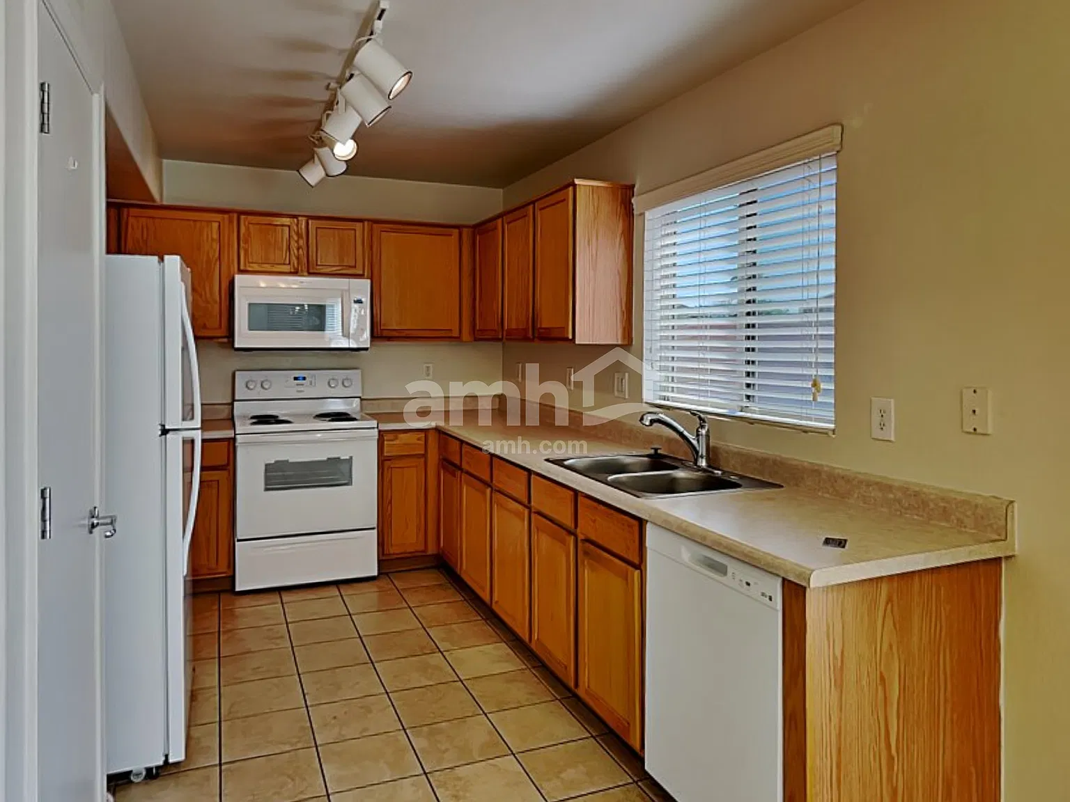 3 bed, 2.5 bath, 1970 sqft, $2,140 — Photo 3