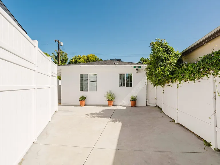13521 Hamlin St — Photo 3