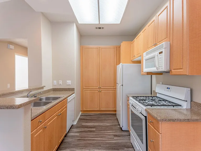 Laurel Canyon Apartment Homes — Photo 25