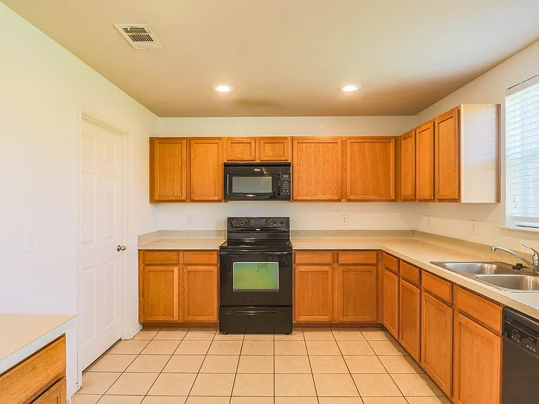 2324 Cavalry Dr — Photo 9