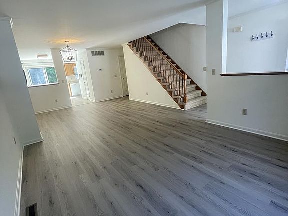 4th image of 4736 Weatherhill Dr