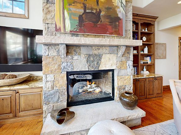 5th image of 2417 Garmisch Dr Unit B