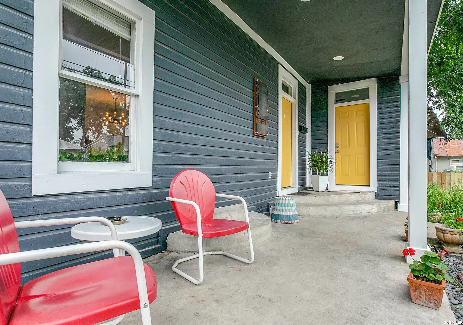 3 bed, 2.5 bath, 1860 sqft, $2,350 — Photo 2