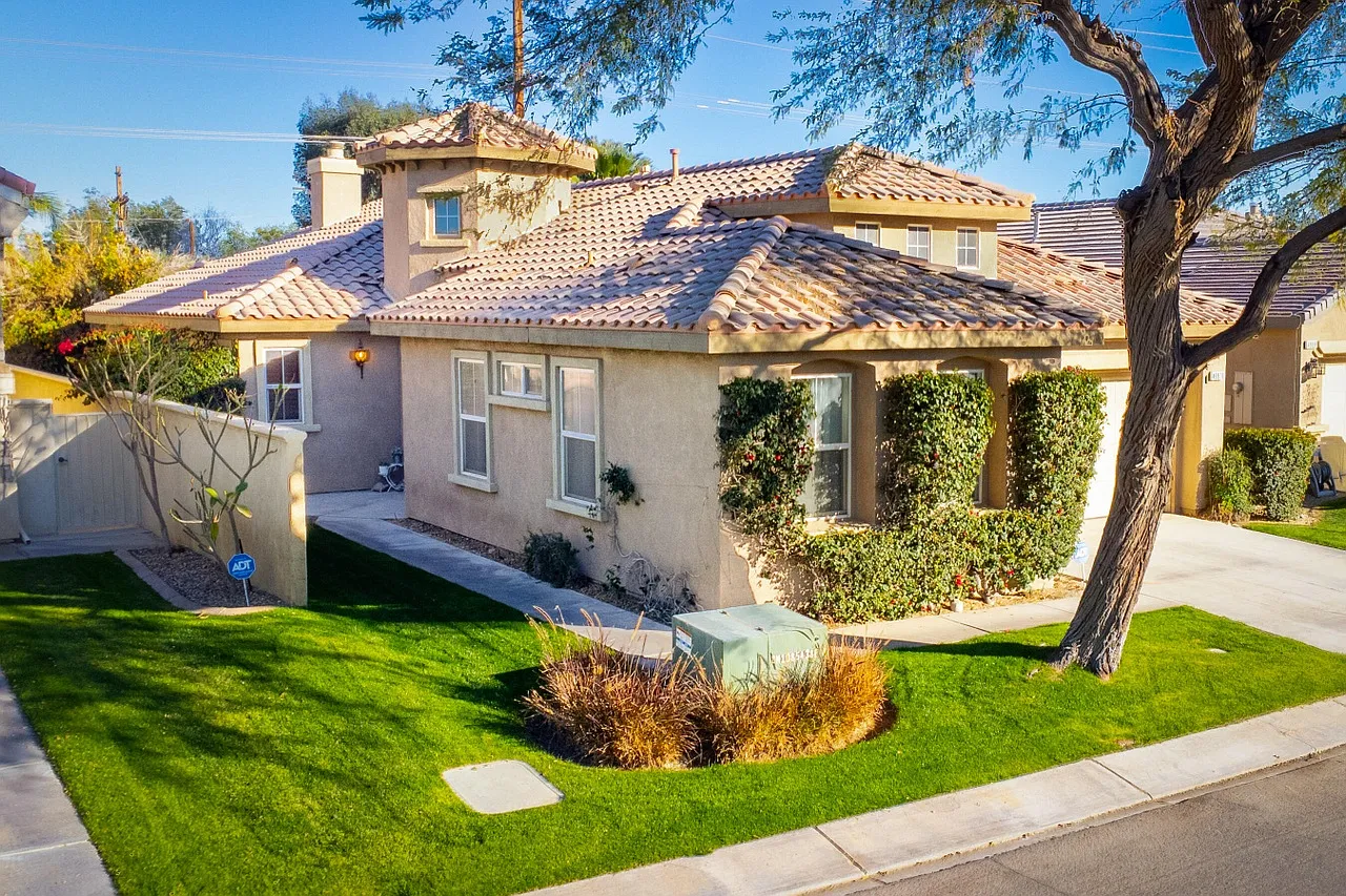4 bed, 2.5 bath, 1947 sqft, $3,600 — Photo 2