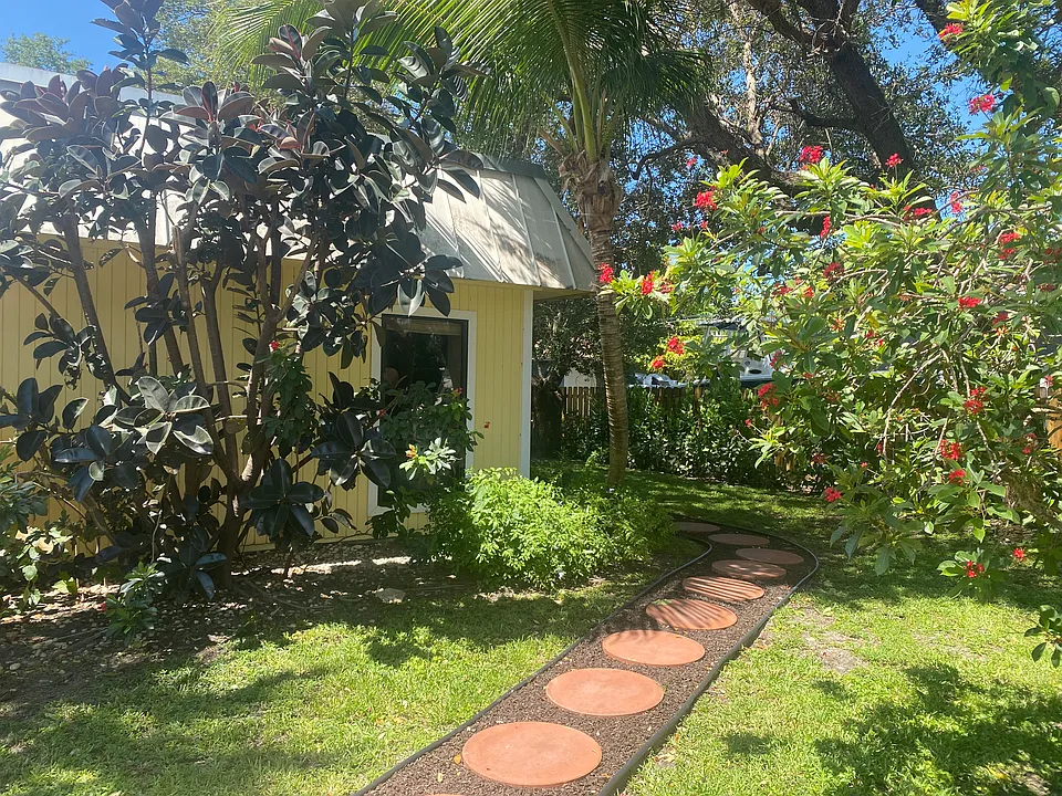 Niki Jo Ln