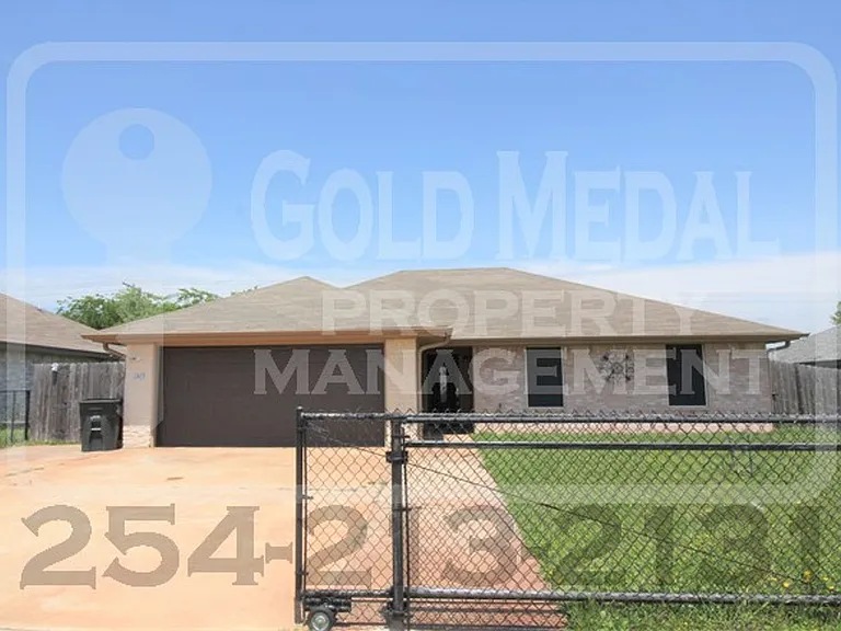 2405 Westwood Dr — Photo 1
