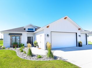 6164 Camellia Cir, Grand Forks, ND 58201