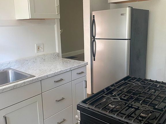 3rd image of 10524-28 Gooding Ave #10526