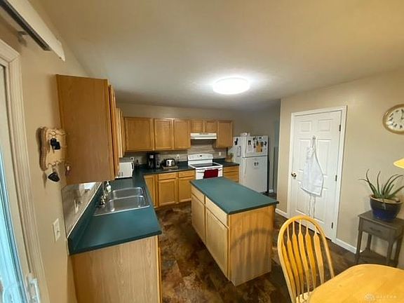 3rd image of 5 Hoover Pl
