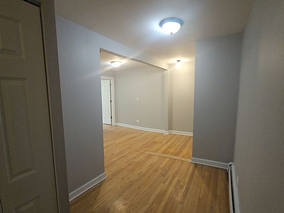 3rd image of 6211 N Kenmore Ave APT 502