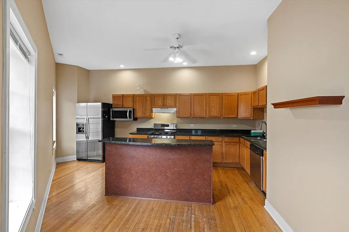 2 bed, 1100 sqft, $2,723 — Photo 3