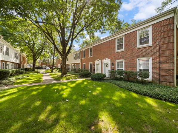 1531 Pebblecreek Dr, Glenview, IL 60025