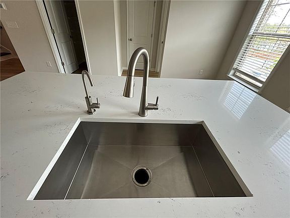 4th image of 3715 Davis Cir